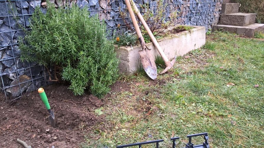 Pokládka obrubníků (3. krok): Vyhloubení rýhy